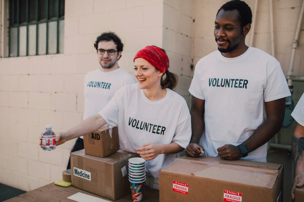 
How to help charities when you don't have much money

people volunteering 